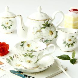 Tazas Artículos de café Juego de tazas de té de porcelana de hueso Servicios de café británico Tazas y platillos Tetera de cerámica Azucarero Tarro de leche Artículos Traje Teaware 231214