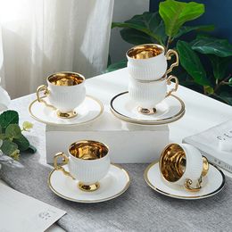 Mokken Creative Bone China Cup en Saucer set Franse afternoon tea Gold Golde koffiesets Moderne woonkamer Desktopbekers 230818