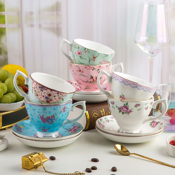 Tazas creativas de porcelana británica, taza de café de porcelana, tazas de té y platillos de flores europeas, juego de cerámica para la tarde, vasos de regalo 230818