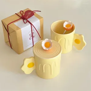 Tasses Créative Cartoon Coffee tasse de café Ensemble de céramiques d'oeuf jaune mignon avec couvercle et spo lait de lait à thé