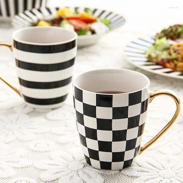 Tasses créatives en céramique en céramique noir et blanc à rayures à rayures tasses dorées Handouche à la maison pour la maison de la personnalité de la personnalité de cuisine.