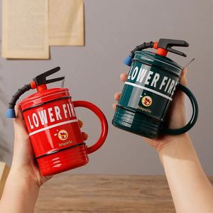 Mokken Creatieve keramische beker brandblusser vorm leuke mok thuiskantoor koffie met deksel en lepel perfect cadeau voor brandweerlieden 231116