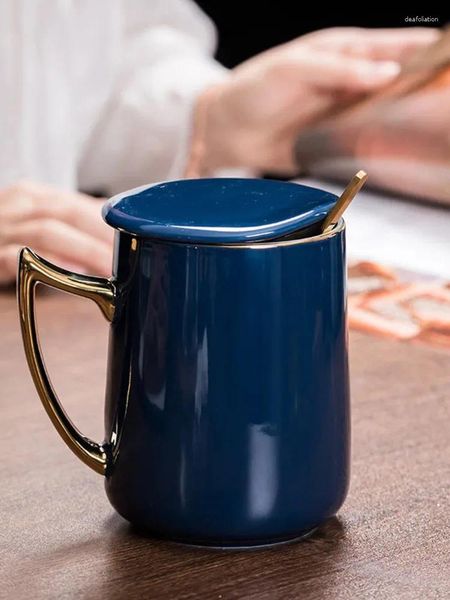Tasses Tasse créative Tasse en céramique avec cuillère de couverture Simple Bureau Business Publicité Gravure à l'eau