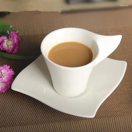 Tasses Créative Fashion Funning Design White Porcelaine Chine Céramic Latte Coffee Cake and Saucers Tea Milk Cafe Espresso Mug Muggrip