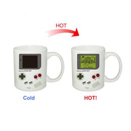 Tazas Máquina de juego creativa Taza mágica Temperatura Cambio de color Camaleón Tazas Taza sensible al calor Café Té Taza de leche para regalos 230608