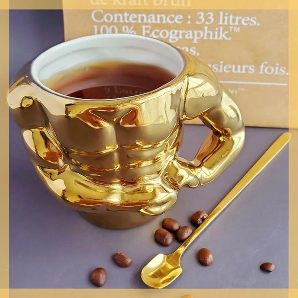 Tasses Creative Gold Muscle Man Mug Cerrac Coffee Cup Ceramic Mug avec cuillère Création Personnalité Dound Water Cup Birthday Gift 230812