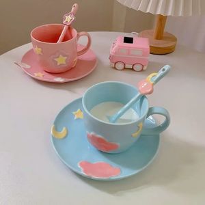 Tasses Tasse à café fraîche en céramique Starmoon en relief peinte à la main créative et soucoupe et cuillères tasses à thé en céramique ensemble cadeau unique pour elle 231204