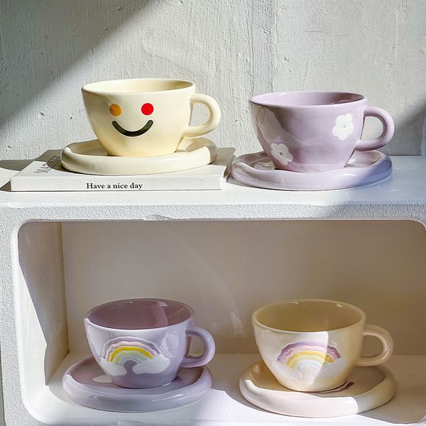 Tazas creativas Copa de arco iris pintada a mano con platillo de cerámica amarilla Cerámica Púrmica Copas y platillos de flores puestos para la vajilla de té de café 230815