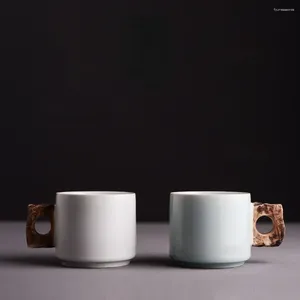 Tasses créatives de tasse artisanale entre les montagnes vertes et la tasse de café en céramique d'eau