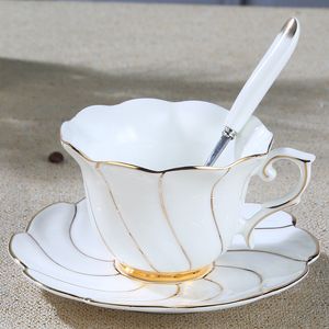 Tazas creativas para la taza de café de china de oro hecha a mano Té de té europeo pareja roja de cerámica con cuchara de platillo 230815