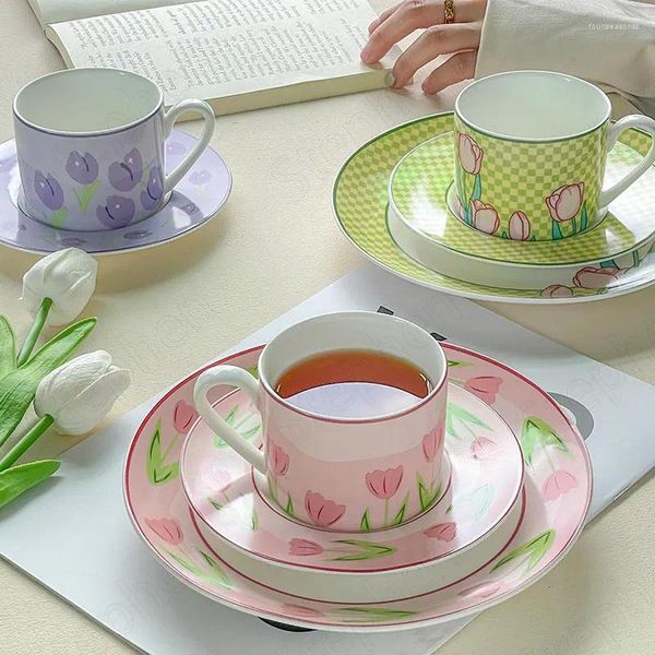 Tazas creativas tulipanes pintadas de café y platos de cerámica y platos coreanos dibujos animados de dibujos animados de la tarde plato de postre casera casera