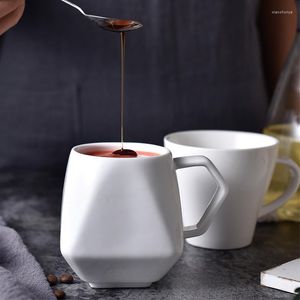 Mokken creatieve witte koffiemok pure keramische theemelk latte drinkbeker uniek onregelmatig ontwerp porseleinen geschenk