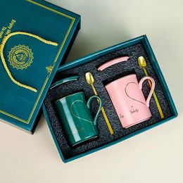 Tasses personnalisées, fournisseur doré, emballage de luxe léger, boîte-cadeau de mariage, ensemble de tasses en céramique et porcelaine avec couvercle et cuillère en acier inoxydable