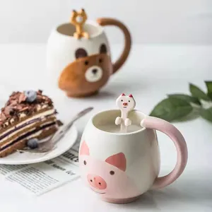 Tasses mignonnes dessin animé animal céramique tasse maison femelle tasse d'eau peinte à la main dans l'eau avec du lait de café à la cuillère