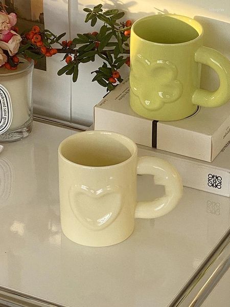 Tasses Tasse en céramique mignonne Fleurs Amour Tasse de ménage en relief Couleur unie Simple Petit déjeuner Gruau 300 ml