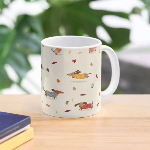 Tasses Teckels mignons en pulls d'hiver avec des feuilles d'automne tasses à café pour tasse d'anime en céramique personnalisée