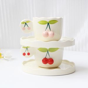 Mokken schattige handgeschilderde 3D -kersenkoffiebekers en schoteltjes roze rode keramische fruitbeker met schotel set tafelgereedschap cadeau voor vrienden meisjes 230815