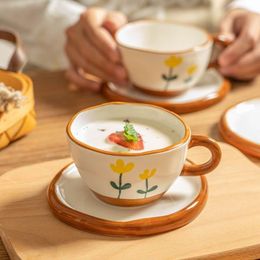 Tazas Lindas tazas de café de Camelia de cerámica Irregular hechas a mano con platillo, juego de té de flores pintado a mano creativo, vajilla para el hogar y la Oficina