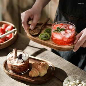 Mokken drinkware met houten dienblad afternoon tea tafelkwart