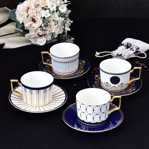 Mokken Elegant Golden Top Grade Bone China Coffee Cup Luxe Europese theeset en Saucer Afternoon Drinkware 230817