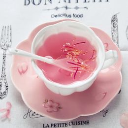 Tazas Flores de cerezo en relieve Juego de taza y platillo de café de porcelana china Taza de té de flores de té de la tarde de cerámica con cuchara Artículos para beber 231013