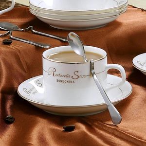Mugs Europe Noble Bone China Coffee Tup Saucer Spoon Set 220 ml Luxury Ceramic Mug Top de qualité Porcelain Tea Cafe Party Drinkware
