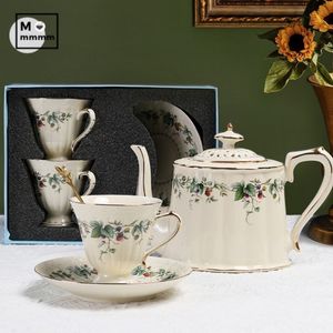 Mokken Europe Tea Cup and Saucers Set keramische mokkoffie met dessertplaat lepel aardbei -theepot espressoboppen Drinkware 230815