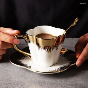 Tasses européennes en céramique Coffee tasse de soucoupe plaque d'or en or chine tasse de tas d'après-midi d'après-midi accessoires de thé à la maison yo petit-petit-déjeuner cadeau