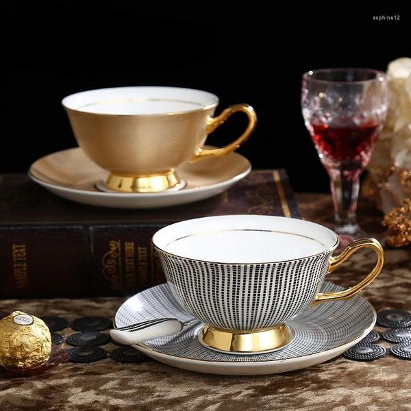 Tasses European Retro Bone China Coffee Mug and Saucer Set Creative English Ceramic Afternoon Tup Cup Cups Cl82108 CRÉATIVE