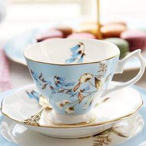 Mokken Europese stijl Fine Bone China Coffee Cup en Saucer Set Fashion Ceramic Cafe Espresso Milk Mok Middag THECUP Drinkware 231013