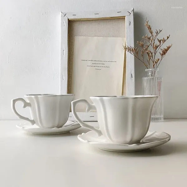 Tasses de style européen, tasse à café en céramique blanche pure, ensemble avec thé de l'après-midi, fleur, assiette en porcelaine irrégulière, cadeau de couple