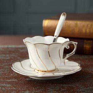 Tasses Exquisite Europe Bone China Coffee Cup Saucer And Spoon Set avec Gold Ceramic Cappuccino Afternoon Tea 230721