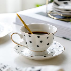 Mokken Bloemvormige koffiekopje Saucer Set Europese stijl Keramische afternoon tea Fijn Bone China Golden voor drinkware 230815