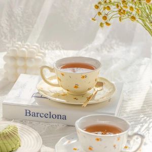 Tasses à fleurs fragmentées, verre à café japonais, céramique domestique, vaisselle à thé, motif de tasse à fleurs, luxe léger