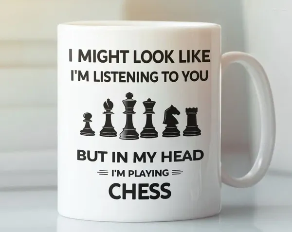 Tasses drôles d'échecs de tas de tas de tas de tasses aux cadeaux auxquels je pourrais avoir l'air de t'écouter mais dans