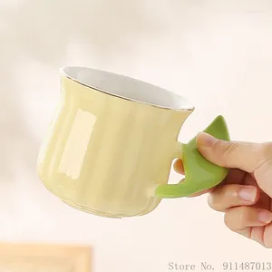 Tasses Tasse à poignée en feuille verte bordée d'or tasse en céramique résistante aux hautes températures couleur unie tasse à boire petit déjeuner café lait thé 320ML