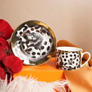 Tasses Tasse à café plaquée or tasse à thé en céramique de chat créatif tasses en céramique Vintage de haute qualité soucoupes 231124