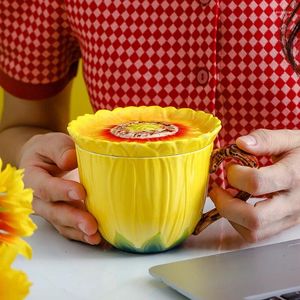 Tasses Tasse en céramique de tournesol doré avec couvercle peint à la main sous la capacité de grande capacité pour l'eau et le café à grande valeur