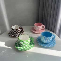 Tasses peintes à la main en céramique tasse à café soucoupe échiquier personnalisé conception originale pour thé lait cadeaux créatifs poignée Drinkwar 230818