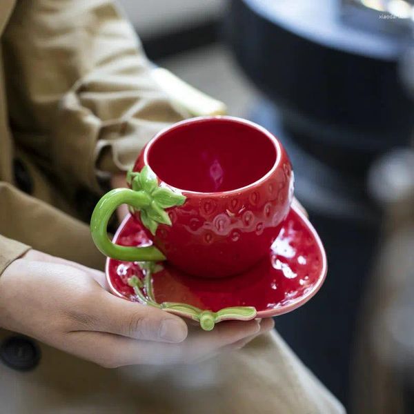 Tasses Tasse à café et soucoupe en forme de fraise en relief stéréoscopique peinte à la main, tasse de thé de l'après-midi britannique, cadeau à petite amie