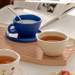 Mokken handgemaakte matte keramische koffiekopje met schotel set gezicht onregelmatige melk ontbijt thee mok snackplaat coffeeware