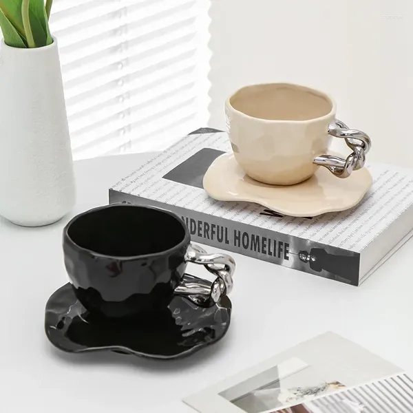 Tasses tasses à café de grande valeur et soucoupe se déroulent des tasses à thé de ménage de luxe l'après-midi tasses de tas de tasse de tasses en céramique.