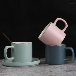 Tazze INS Tazza creativa semplice con cucchiaio Tazza in ceramica per latte di lusso europea leggera Caffè da ufficio in stile nordico