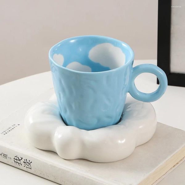 Tasses INS Korean Blue Sky Cloud Porcelaine irrégulière Chubby Retro Luxury Elegant Tea tasse et soucoupe Set Cerramic Handmade Coffee Mug