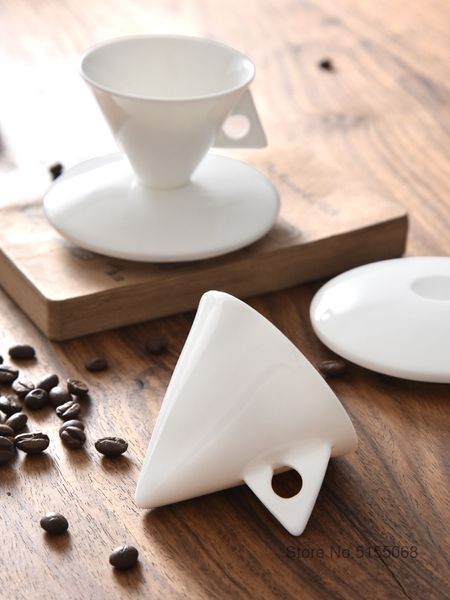 Tazas INS Light Luxury Bone China Tipo de cono ESPRESSO S Taza Pirámide de cerámica Pequeña taza de café negra y juegos de platillos Demitasse Taza de té 230923