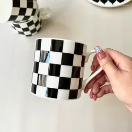 Tasses ins simples et à la mode noire à damier en céramique tasse de tasse de tasse de lait de lait