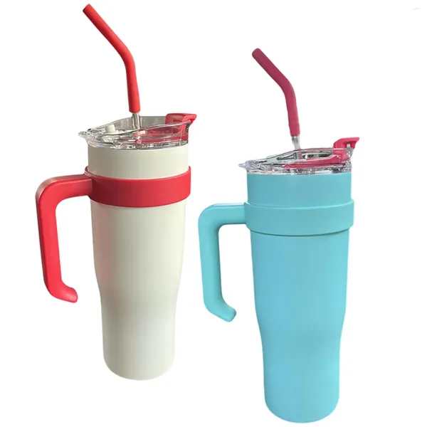 Tasses tasses isolées avec une paille et un couvercle bouteille d'eau thermique durable pour les boissons froides de voyage en voiture