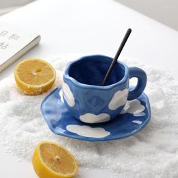 Mokken onregelmatige keramische mug koffiekopje schotel theeset bloem geverfd met handgemaakte handgemaakte melkwolk hand knijpen