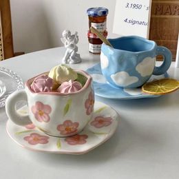 Tasses à la main japonaise peintes dans le ciel bleu et les nuages ​​blancs tasse de café avec soucoupe en céramique à la main ensemble mignon cadeau pour son 230817