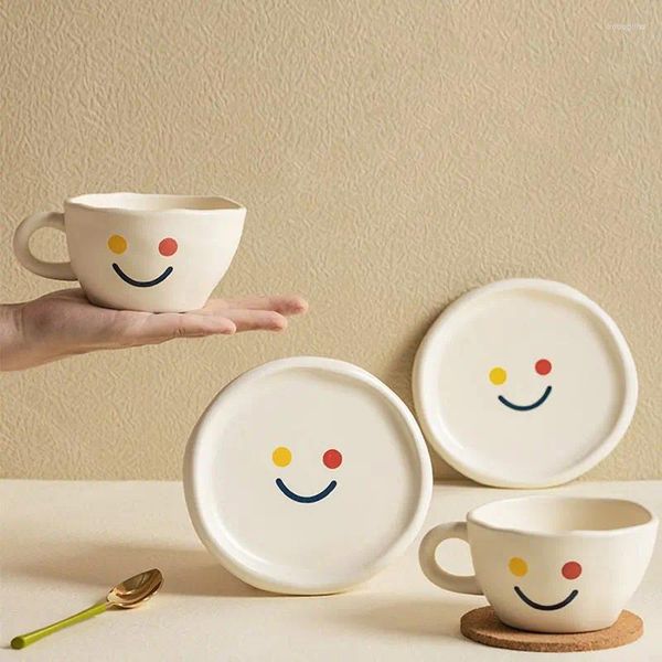 Tazas de café con sonrisa creativa de estilo japonés con platillo, taza de leche para desayuno con dibujos animados bonitos, tazas de agua de cerámica simples para niñas